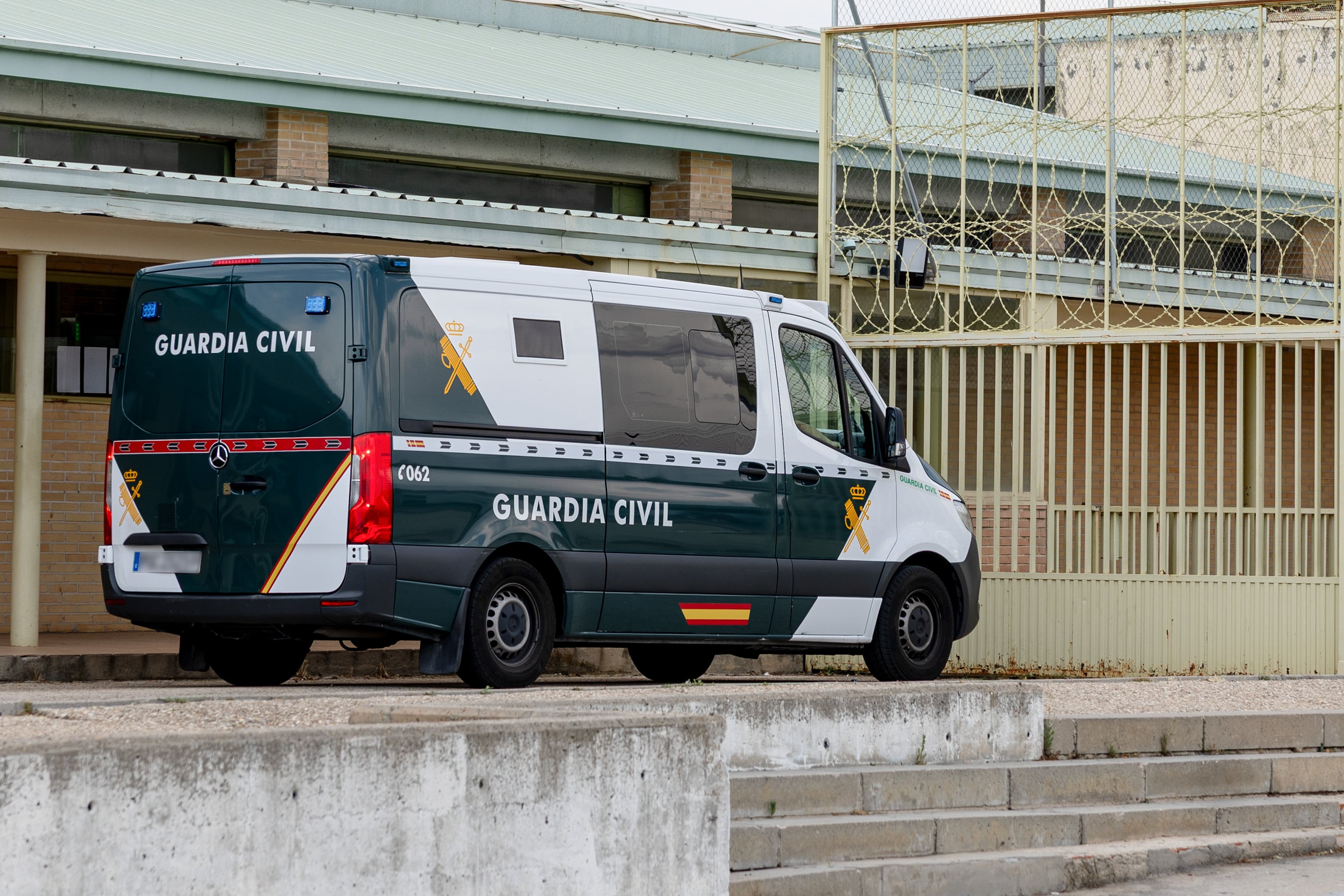 Vista del furgón de la Guardia Civil en el que el exdirigente del PSOE Santos Cerdán ha ingresado en la cárcel madrileña de Soto del Real