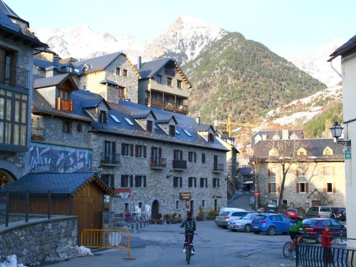 Sallent de Gállego proyecta mejoras en el edificio municipal y un párquin para caravanas