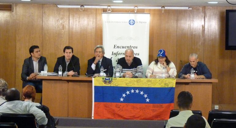 Rueda de prensa de la Mesa de Unidad Democrática esta mañana en Madrid. De izquierda a derecha: Henry Sosa, Alberto Pérez Levy, William Cárdenas, Luis Manresa, Ligia Triana y Manuel Rodríguez