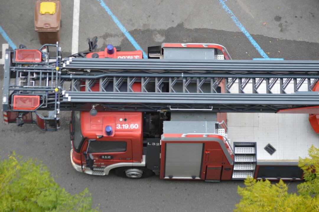 Un camión de bomberos circula por una calle de Lleida