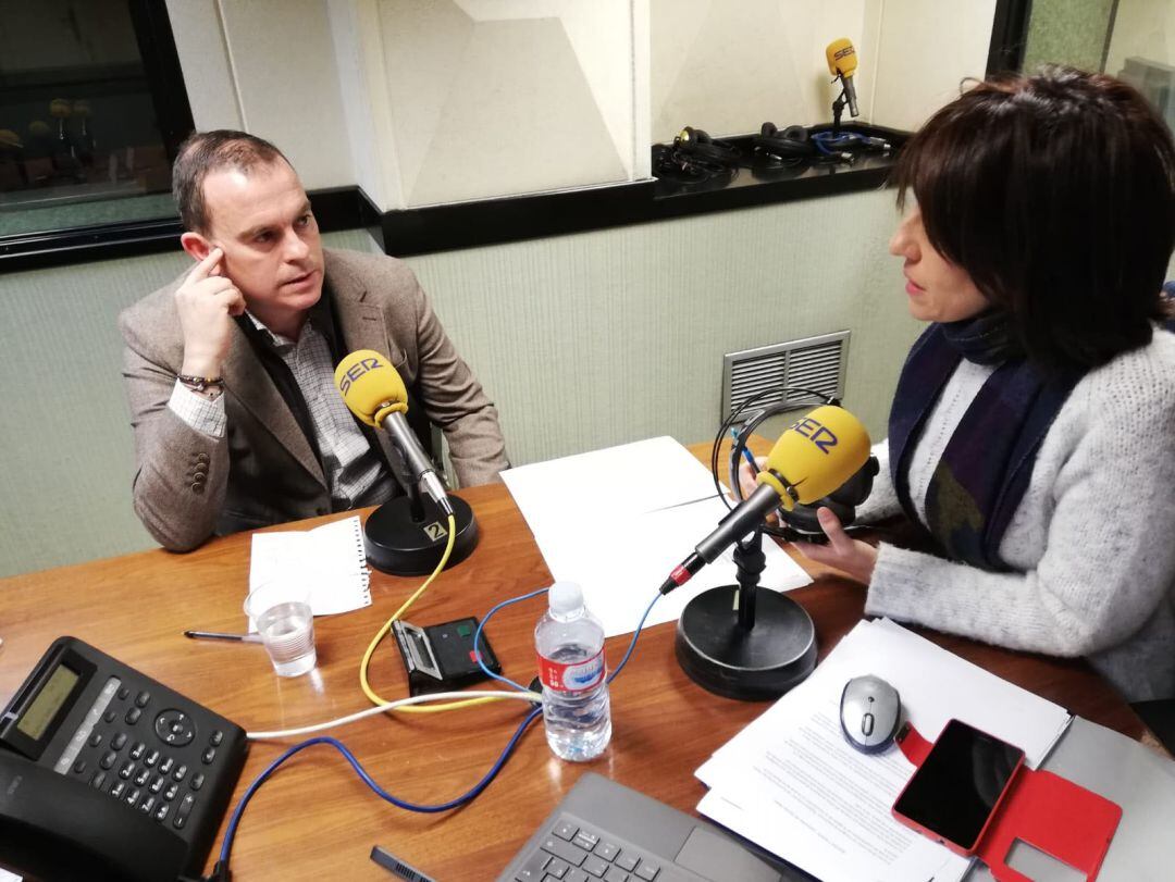 Francisco Requejo junto a Marichu García en los estudios de Radio Zamora