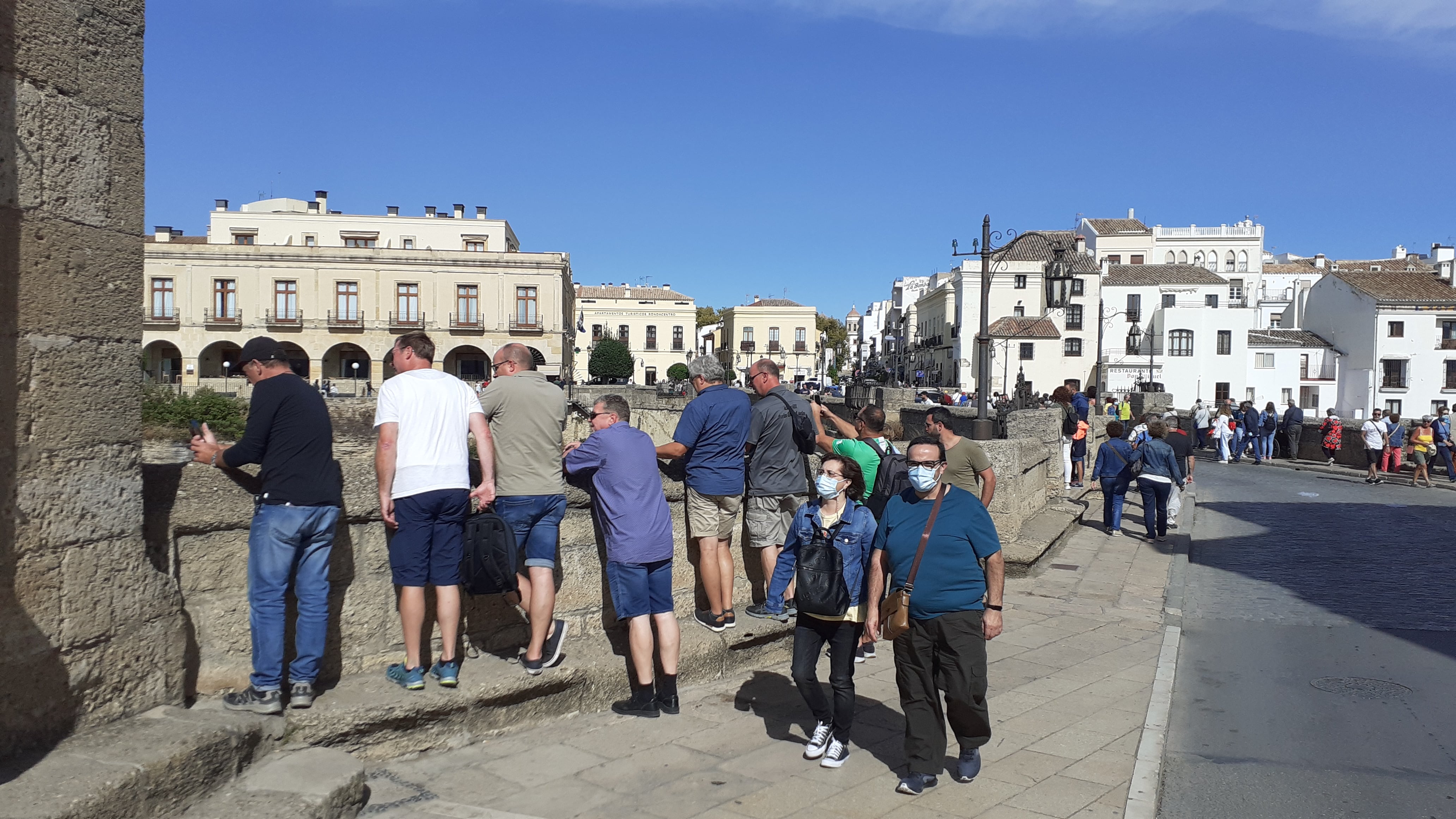 Varios visitantes paseando por el Puente Nuevo de Ronda