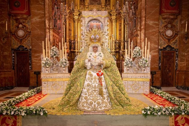 La Esperanza Macarena preside el acto de su veneración en el centro de la Basílica