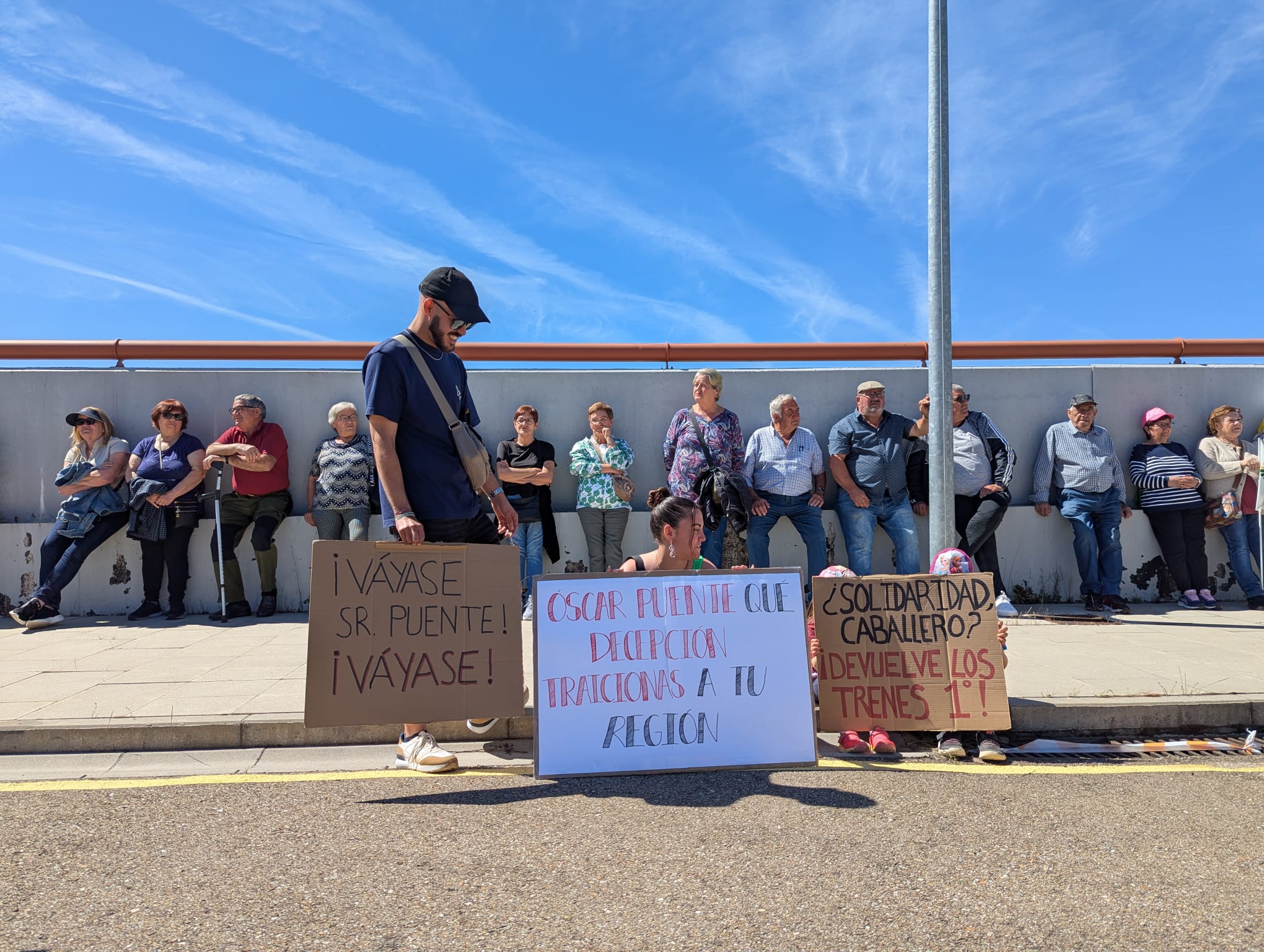 3.000 personas protestan en Otero de Sanabria (Zamora) por la pérdida de trenes de alta velocidad