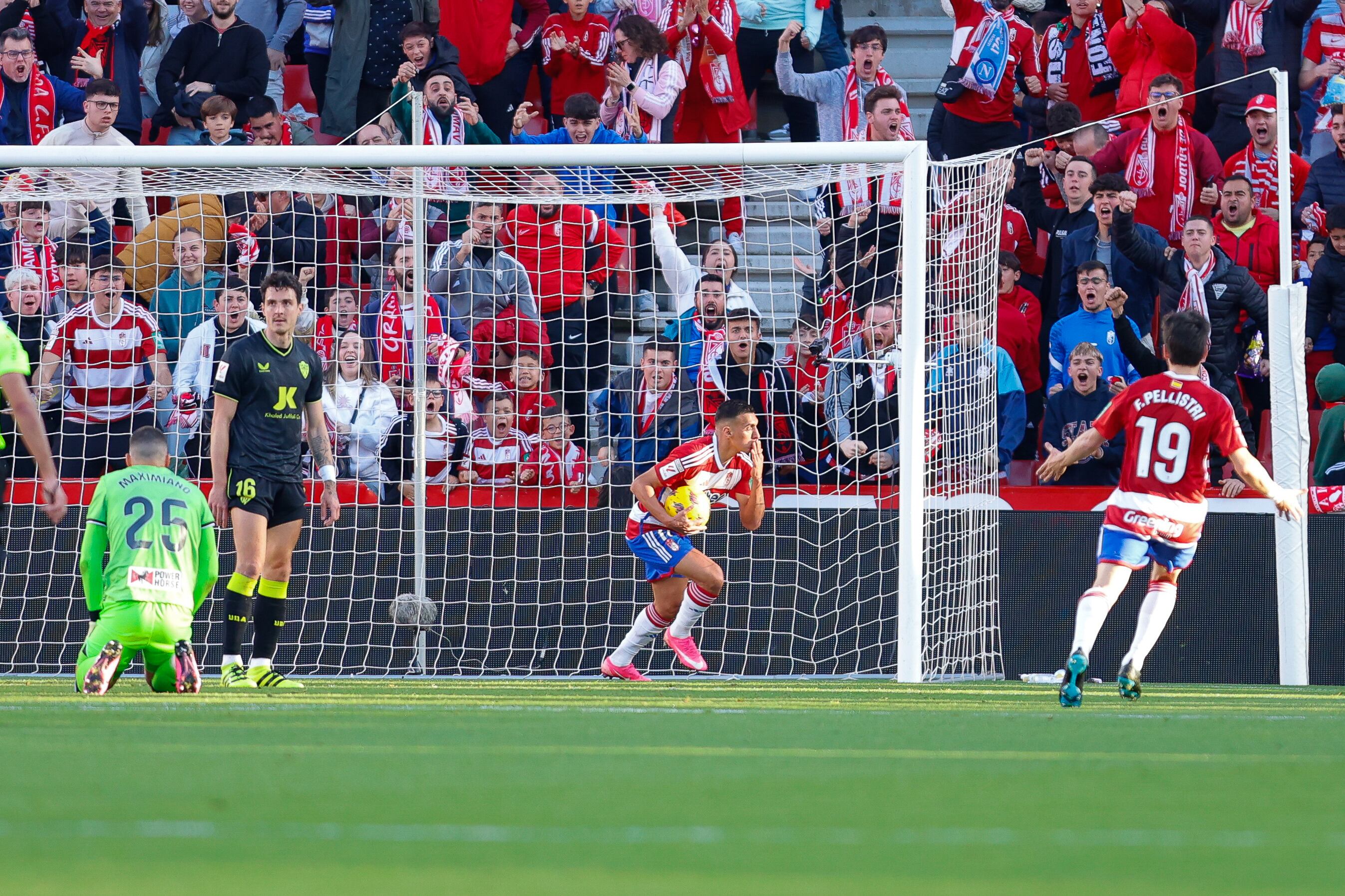 Uzuni celebrando el gol que le hizo al Almería en Los Cármenes.