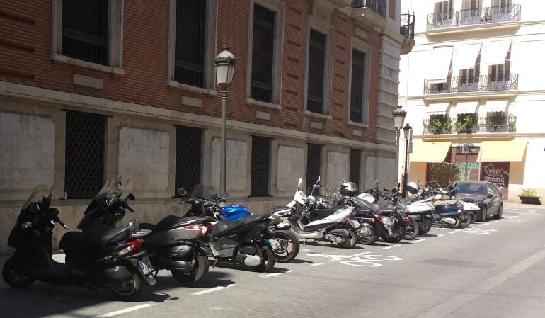 Imagen de la calle Avellanas y la línea de aparcamiento de motos que sustituye a las plazas reservadas durante años para el Arzobispado