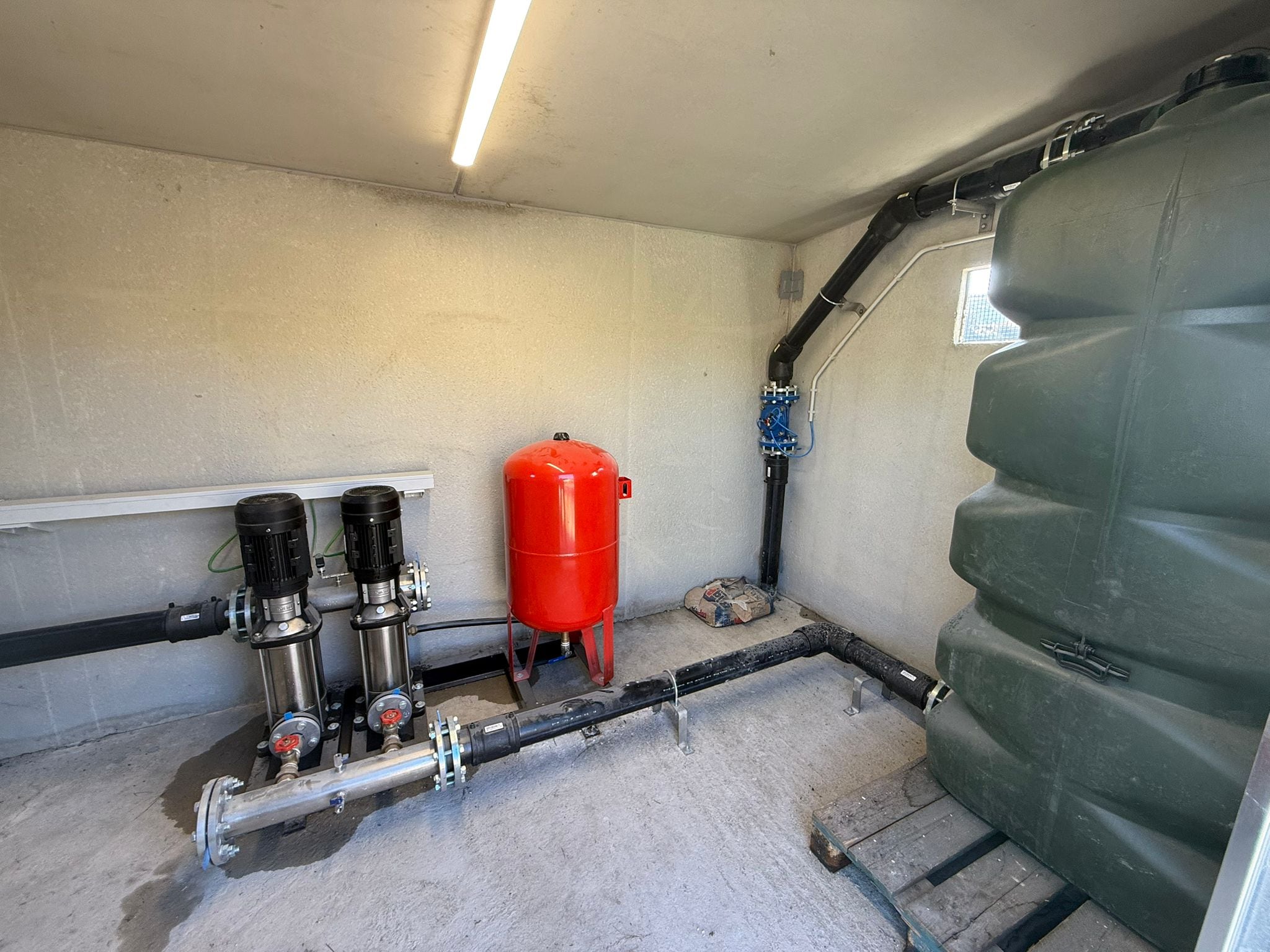 Grupo de presión instalado en la urbanización Fuente la Bola de Cuéllar