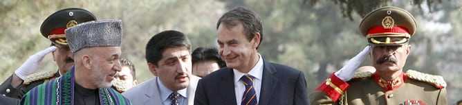 El jefe del Gobierno, José Luis Rodríguez Zapatero (2d) y el presidente afgano, Hamid Karzai (i), se entrevistaron hoy en Kabul después de que Zapatero visitara en la localidad afgana de Qala i Naw a las tropas españolas desplegadas en el país asiático. EFE/J.J. Guillén