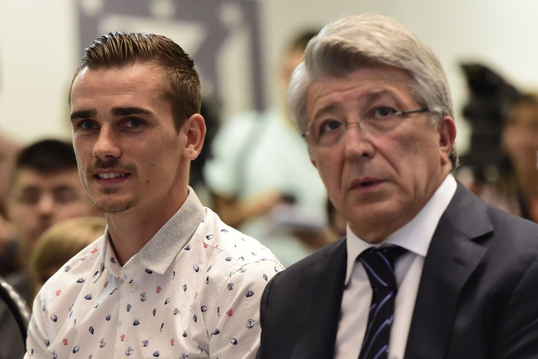 Cerezo y Griezmann durante un acto protocolar del Atlético de Madrid.