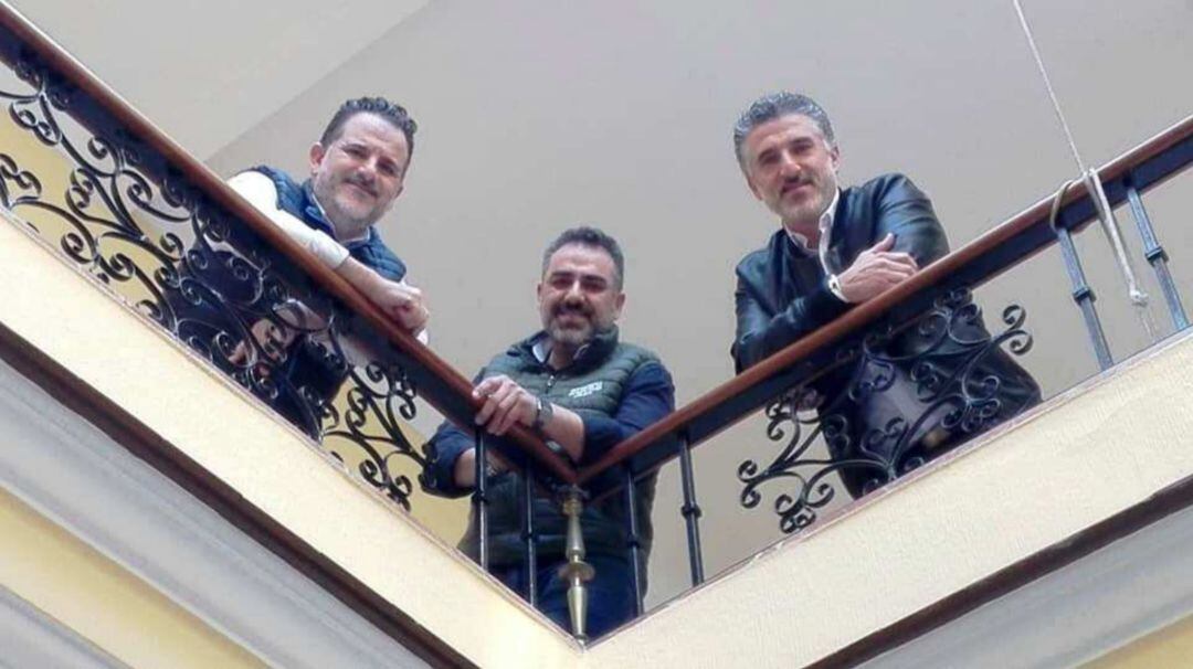 De izquierda a derecha, Juan Manuel, Miguel Ángel y Pepe Carrasco, los hermanos Carrasco, en el edificio de Radio Jerez
