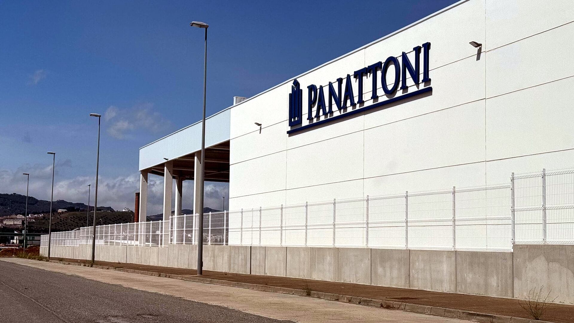 Fachada lateral del centro logístico de Leroy Merlin en Antequera