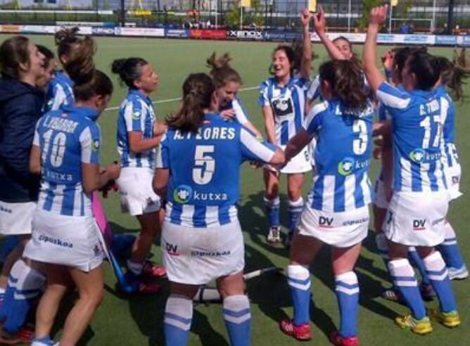 Las chicas de la Real Sociedad celebran un victoria