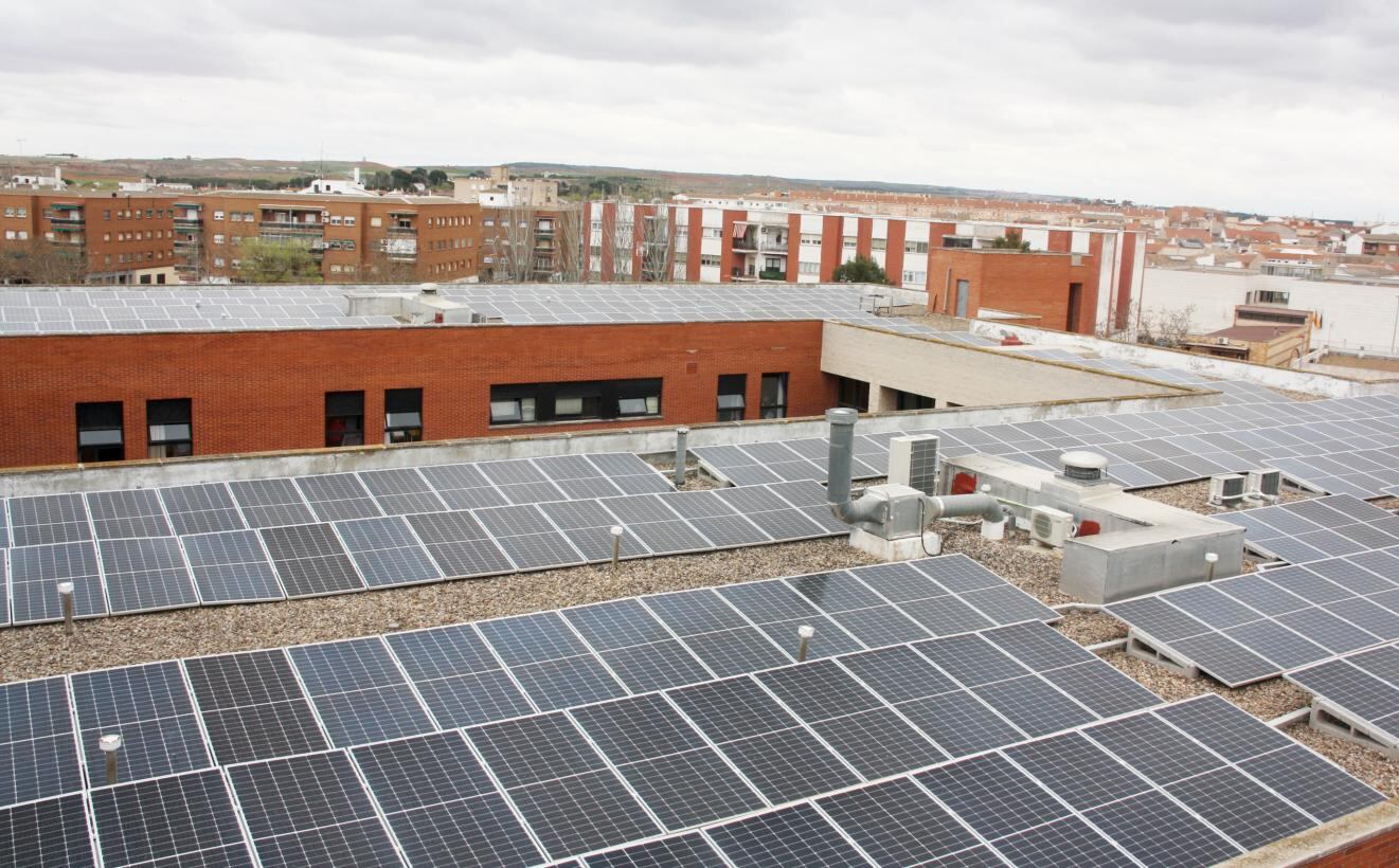 Un edificio con placas fotovoltaicas.