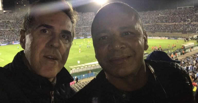Wagner Ribeiro, junto al padre de Neymar durante un partido en Uruguay la pasada primavera