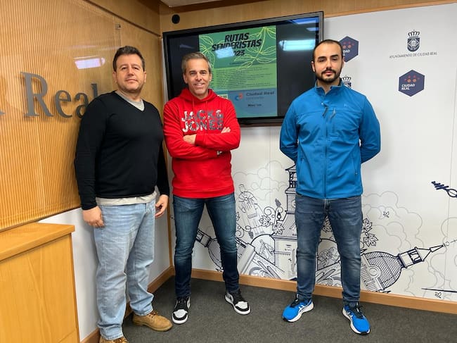 Este viernes se han presentado las Rutas Senderistas 2023 por parte de Antonio Gallego, concejal de deportes de Ciudad Real; Corpus García, responsable de las rutas y Mario Serrano el guía que las realizará