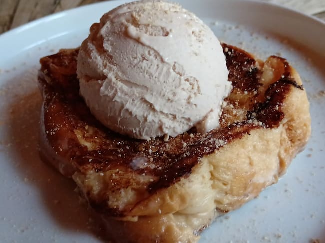 Torrija con helado de dulce de leche