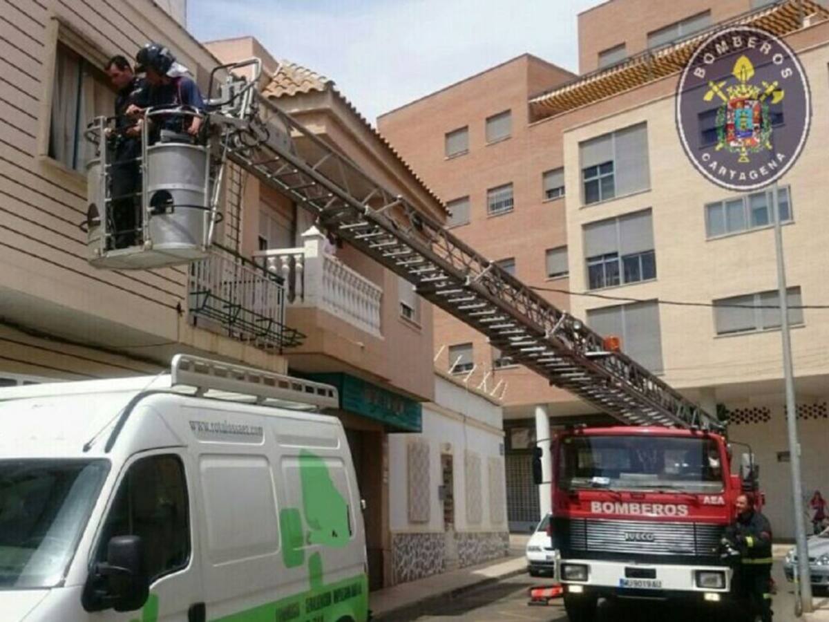 Un joven, afectado por quemaduras al intentar apagar el incendio de una vivienda de Cartagena