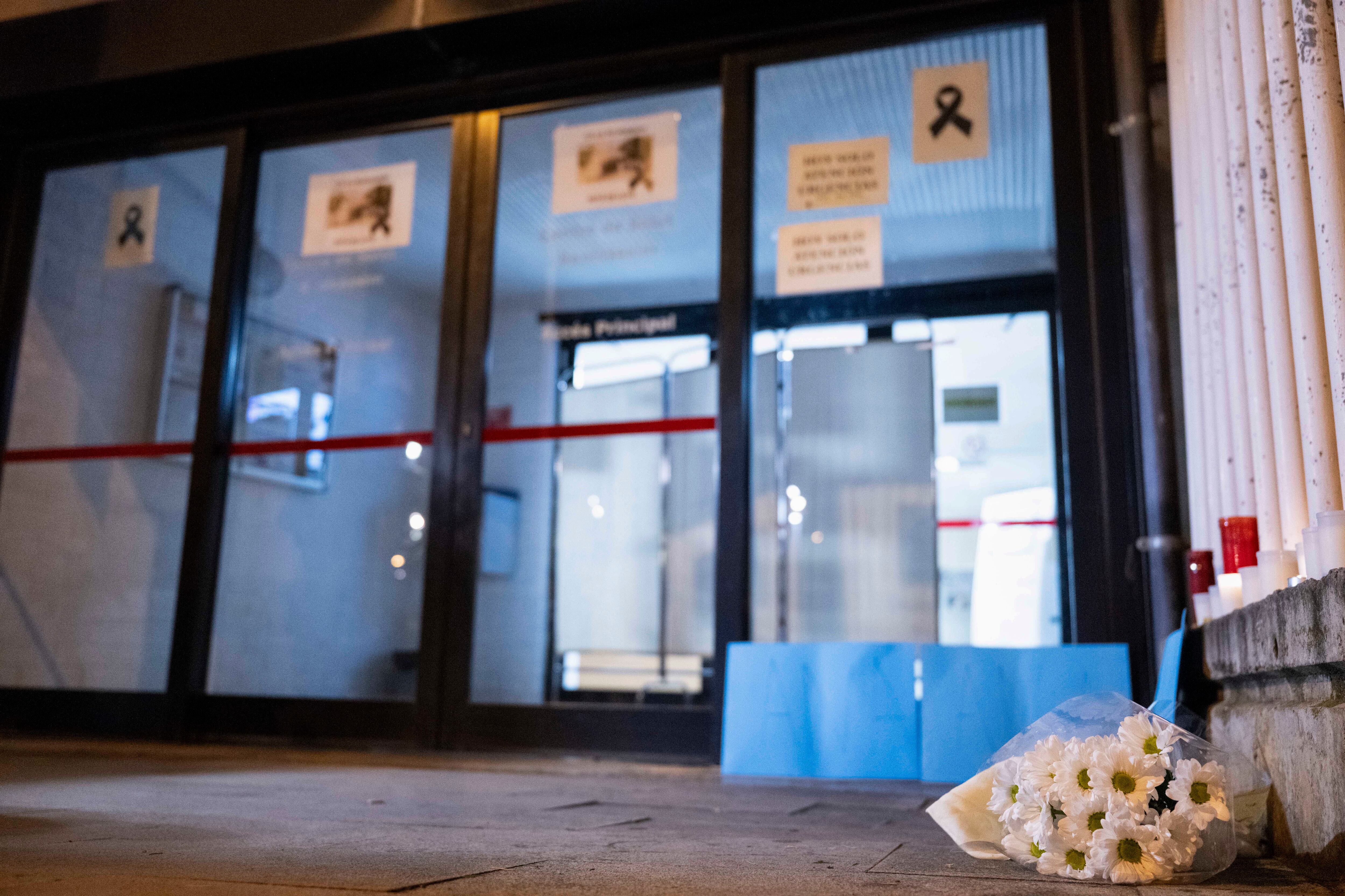 BENICÀSSIM (CASTELLÓN), 16/02/2026.- Un ramos de flores a la entrada del centro de salud donde se ha convocado una concentración este lunes en Benicassim en rechazo al asesinato machista de una mujer de 64 años apuñalada por su expareja, donde ella trabajaba de enfermera. EFE/Andreu Esteban.
