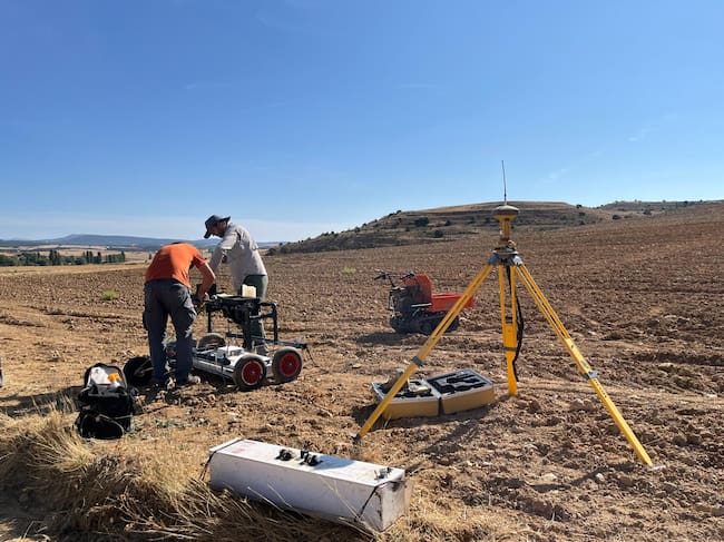 Momento del montaje del georradar en el yacimiento de Klounioq