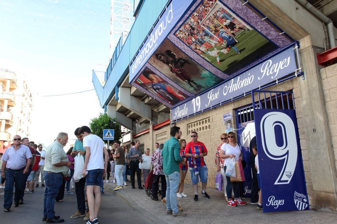 Los aficionados entran al Francisco de la Hera por la puerta 19, customizada en recuerdo de José Antonio Reyes