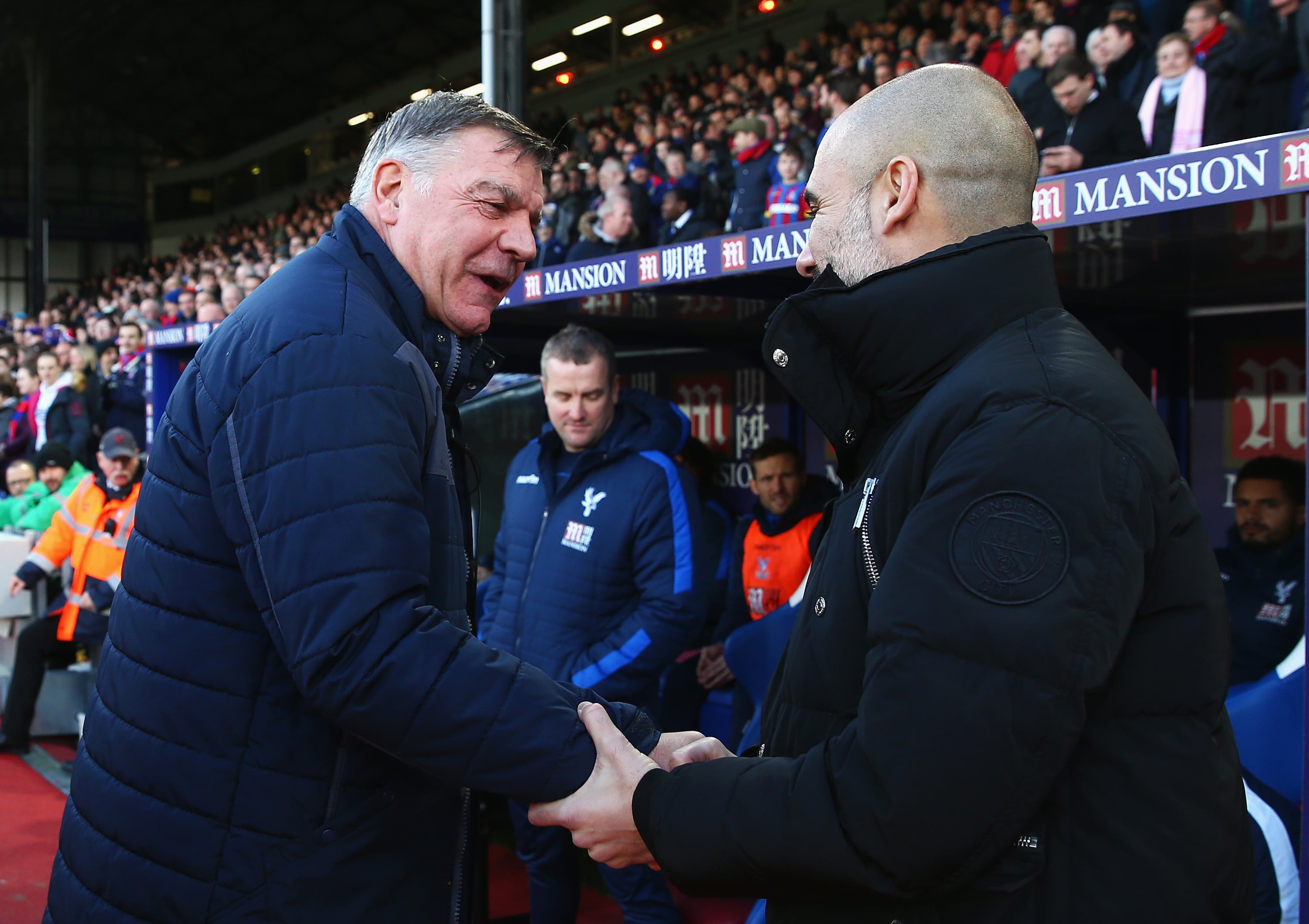 Sam Allardyce saluda a Pep Guardiola, en su etapa como técnico del Crystal Palace en 2017