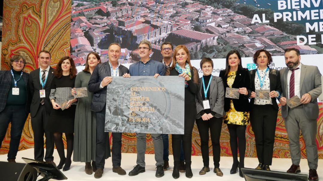 Alcaldes de los municipios que forman parte del Xeodestino Ría de Vigo e Baixo Miño en la presentación realizada en Fitur.