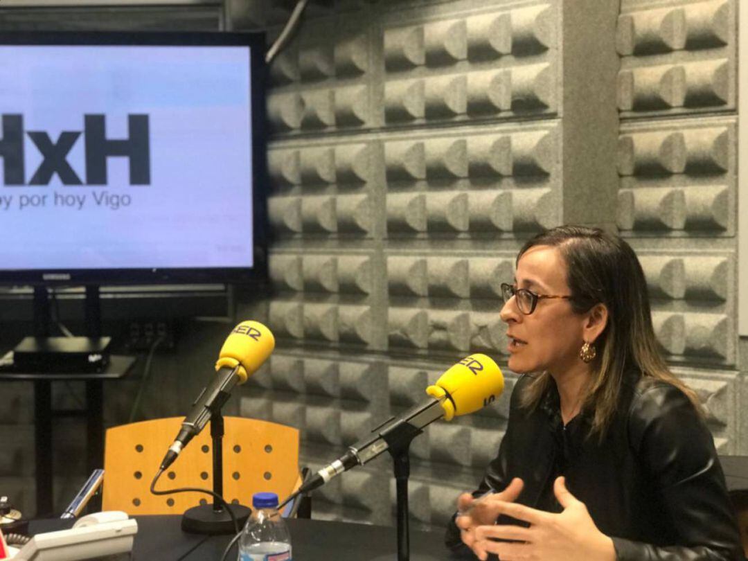 Ethel Vázquez en los estudios de Radio Vigo