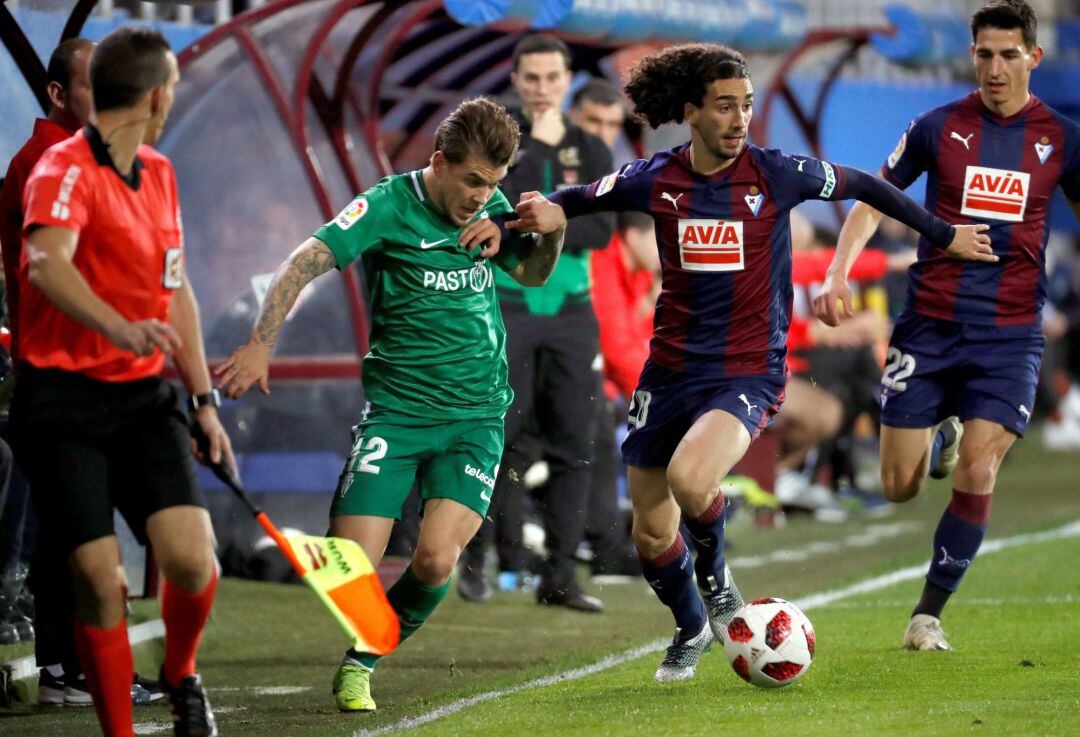 Cucurella trata de eivtar la progresión del jugador del Sporting, Alvaro Jiménez