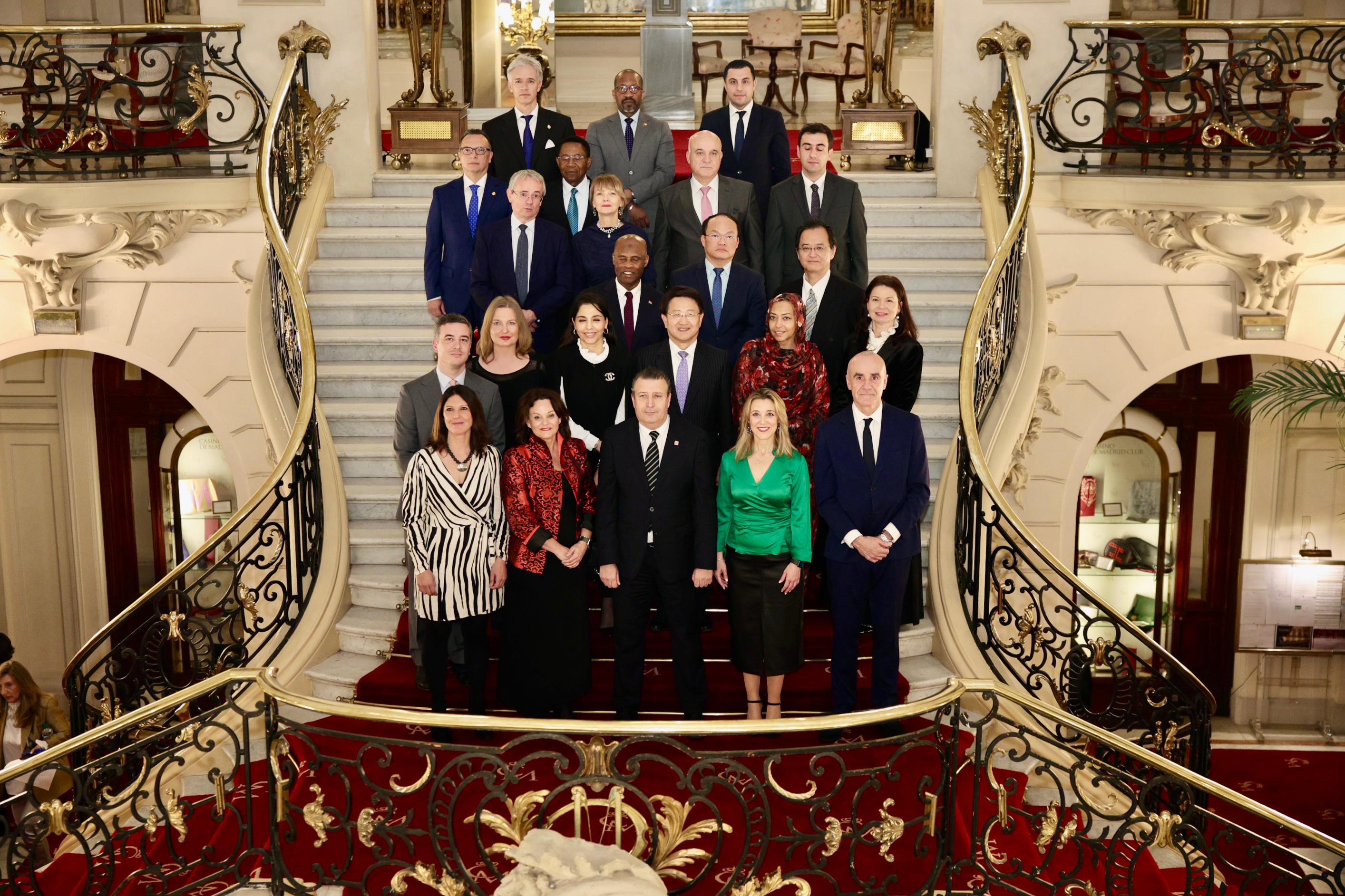 El presidente de la Diputación, Javier Fernández, con representantes del cuerpo diplomático en Madrid en el marco de Fitur