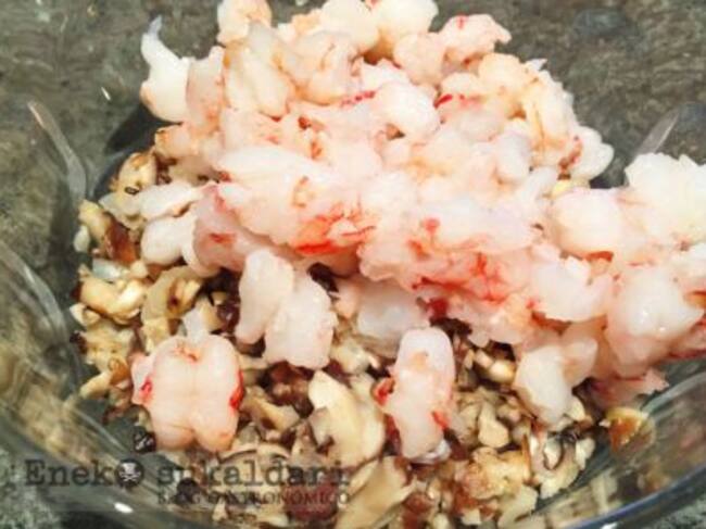 Cuanto tengamos las setas listas, las sacamos a un bol para que se enfríen un poco y cuando esto suceda las mezclamos con las gambas troceadas