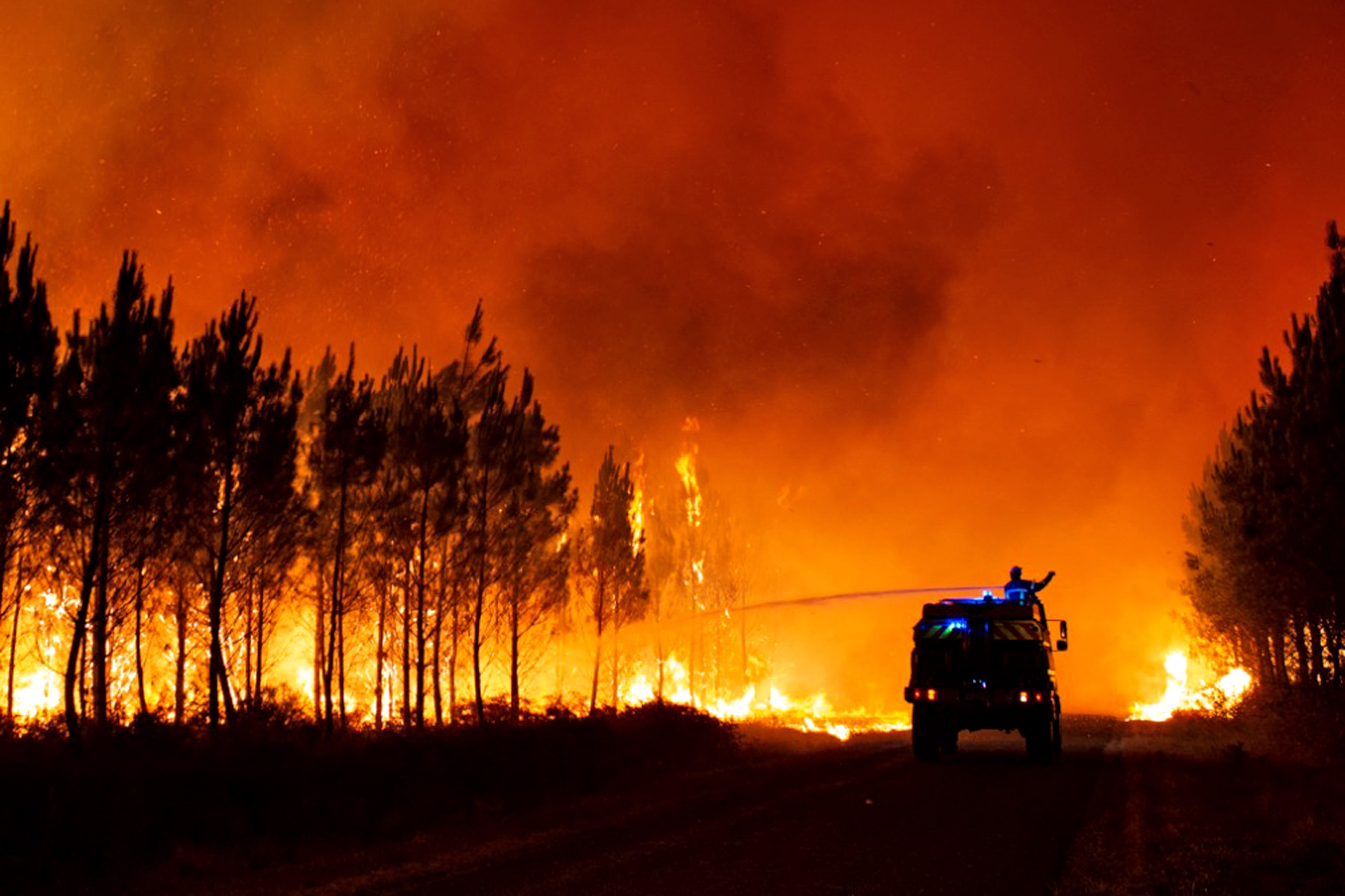 Imagen de los bomberos luchando contra el gran incendio que afecta al suroeste de Francia, este miércoles en Belin-beliet.