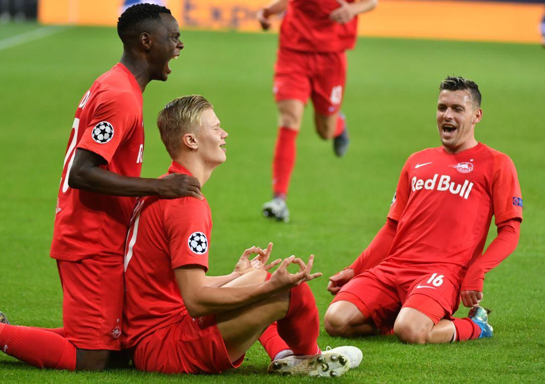 Erling Haland celebra su gol al Nápoles