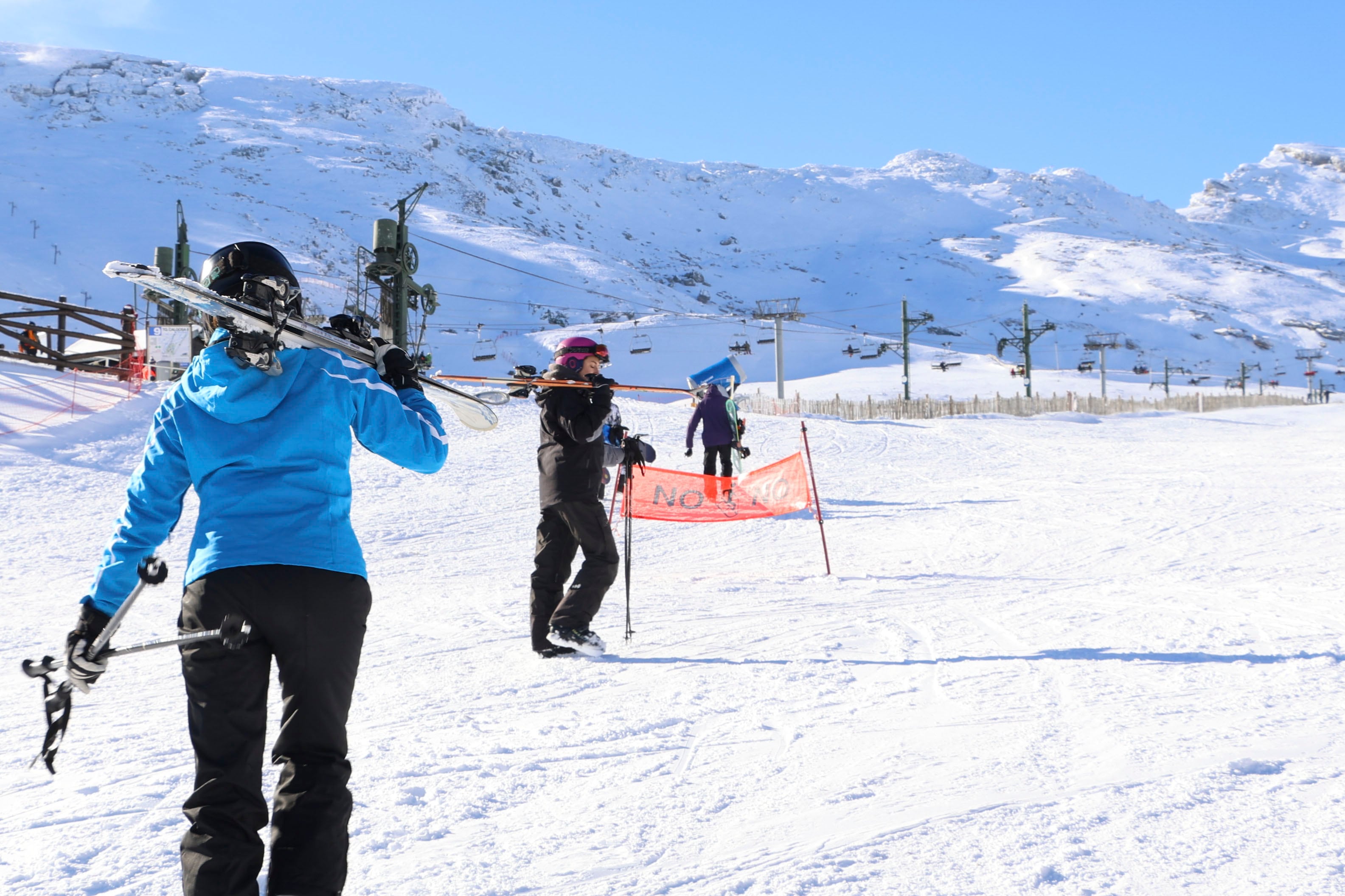 BRAÑAVIEJA (CANTABRIA), 12/12/2024.-Vista de la estación de esquí cántabra de Alto Campoo, que ha arrancado este jueves la temporada con un día de sol y nieve &quot;excelente&quot;, a pesar del viento que ha permitido abrir sólo nueve de las 16 pistas que estaban previstas y de las 23 que hay. Los esquiadores que se han acercado hasta esta estación en la comarca de Campoo para comenzar la temporada este primer día han destacado a EFE el buen día que ha hecho y que la nieve estaba &quot;perfecta&quot;, sumado a que no había mucha gente, lo que ha permitido que no haya colas &quot;interminables&quot;.-EFE/Celia Agüero Pereda
