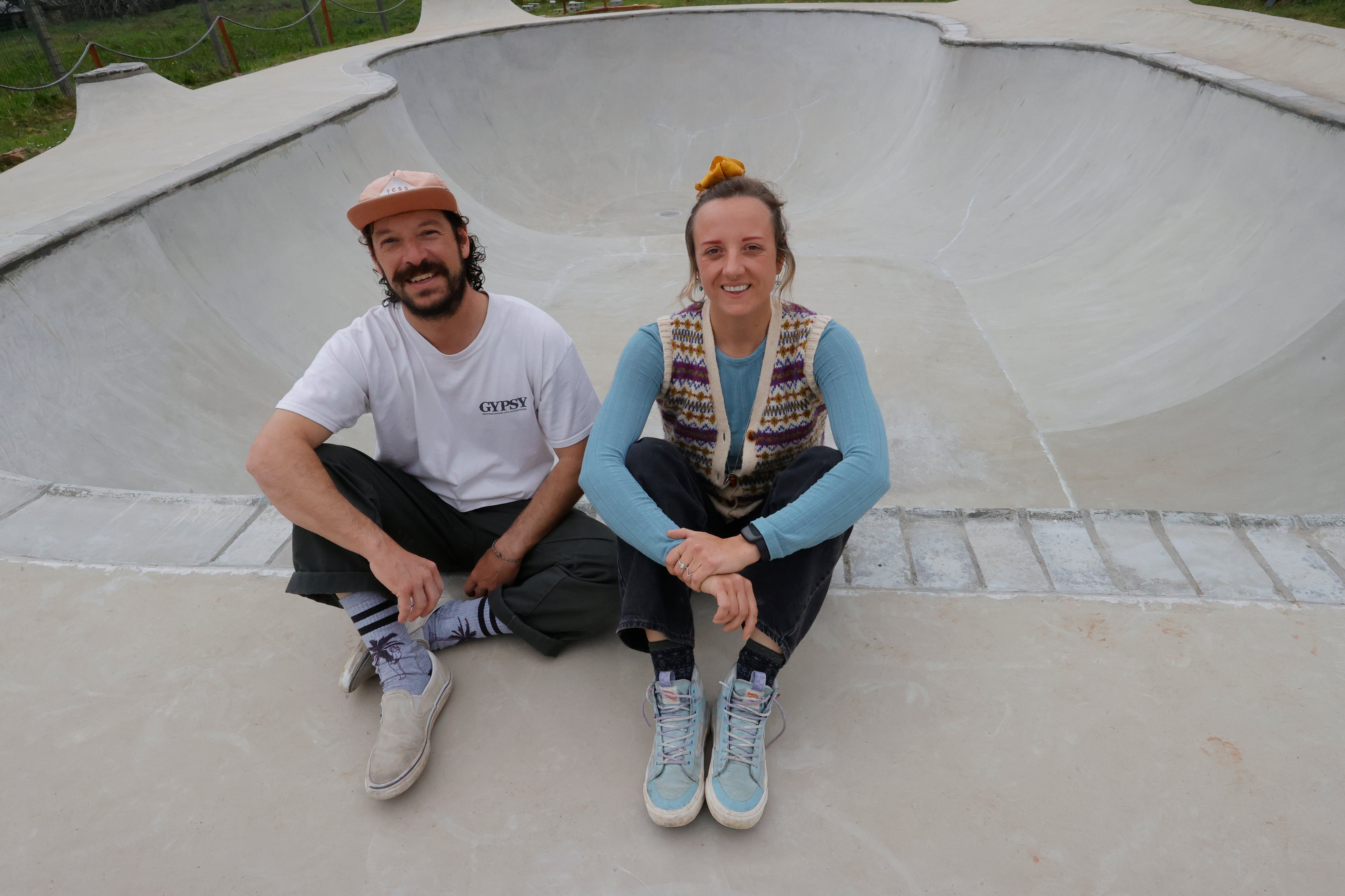 El turismo vinculado con deportes como el surf o el skate se erige como alternativa económica en la comarca de Ferrol, uno de los principales destinos  de los surfistas en España, con proyectos como el de Gypsy Pantin, promovido por los italianos Andrea Cavaletti y Alicia Arduini, que ofrecen en su vivienda turística una instalación para los amantes del skate (foto: Kiko Delgado / EFE)