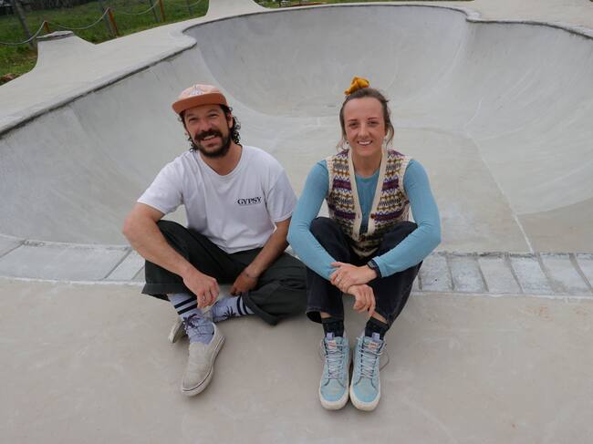 El turismo vinculado con deportes como el surf o el skate se erige como alternativa económica en la comarca de Ferrol, uno de los principales destinos de los surfistas en España, con proyectos como el de Gypsy Pantin, promovido por los italianos Andrea Cavaletti y Alicia Arduini, que ofrecen en su vivienda turística una instalación para los amantes del skate (foto: Kiko Delgado / EFE)