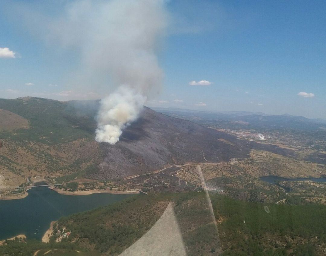 Vista aérea del incendio tomada el 9 de agosto cuando se reavivaron las llamas en el flanco izquierdo