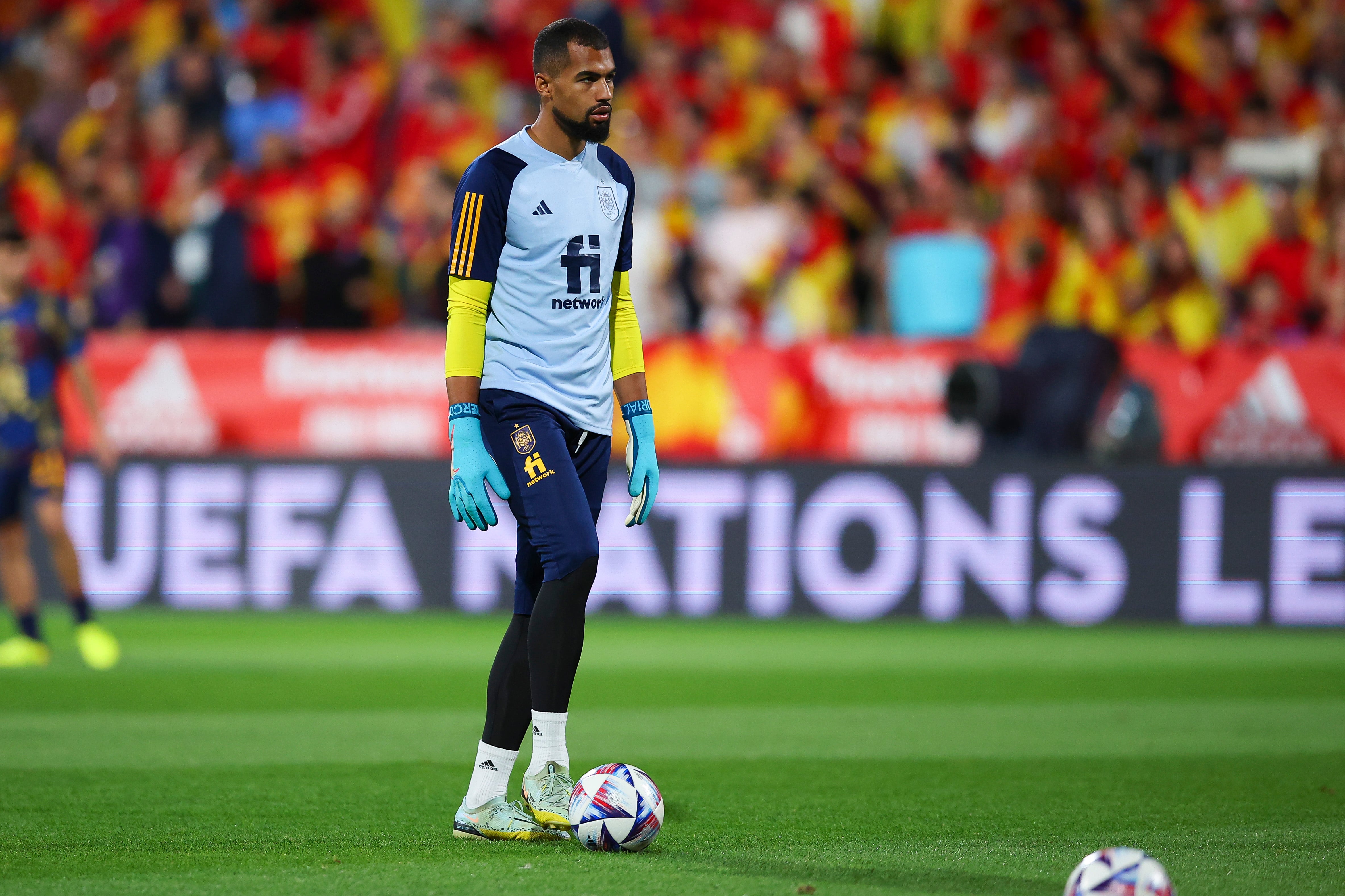 Robert Sánchez en el calentamiento de un partido de la UEFA Nations League