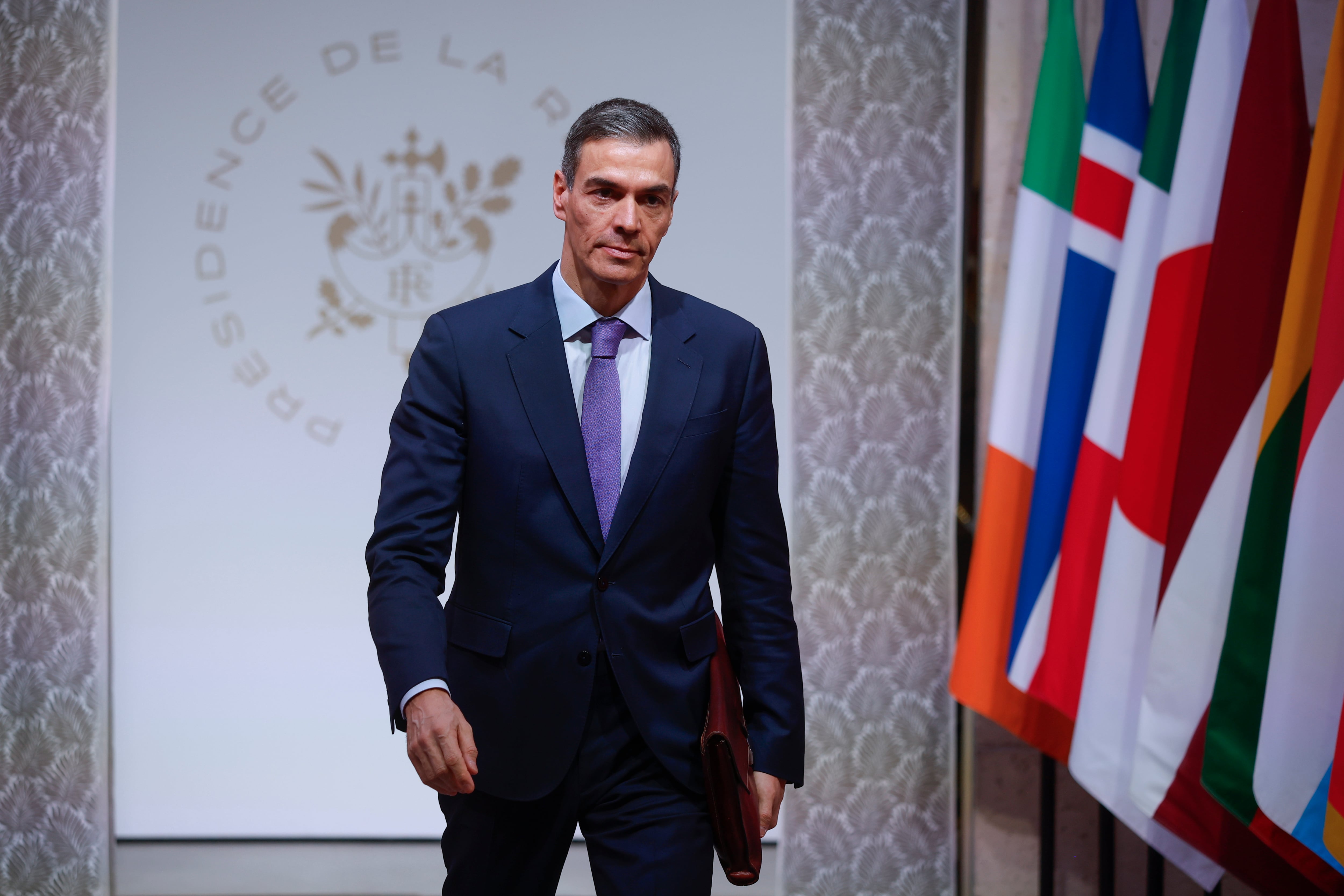 Paris (France), 06/01/2026.- Spanish Prime Minister Pedro Sanchez arrives for the Coalition of the Willing summit at the Elysee Palace in Paris, France, 06 January 2026. (Francia, Ucrania) EFE/EPA/YOAN VALAT / POOL
