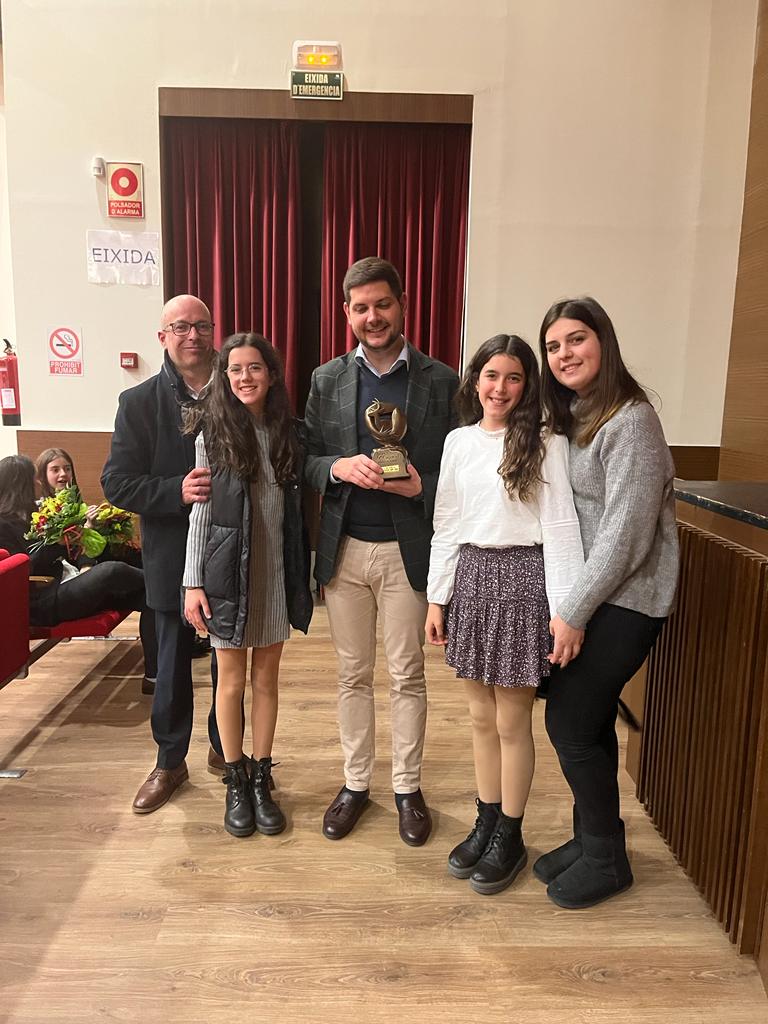 El alcalde de Gandia, Jose Manuel Prieto, al recibir su premio con el presidente, reinas de Falla y presidenta infantil de la falla Plaça El·líptica.