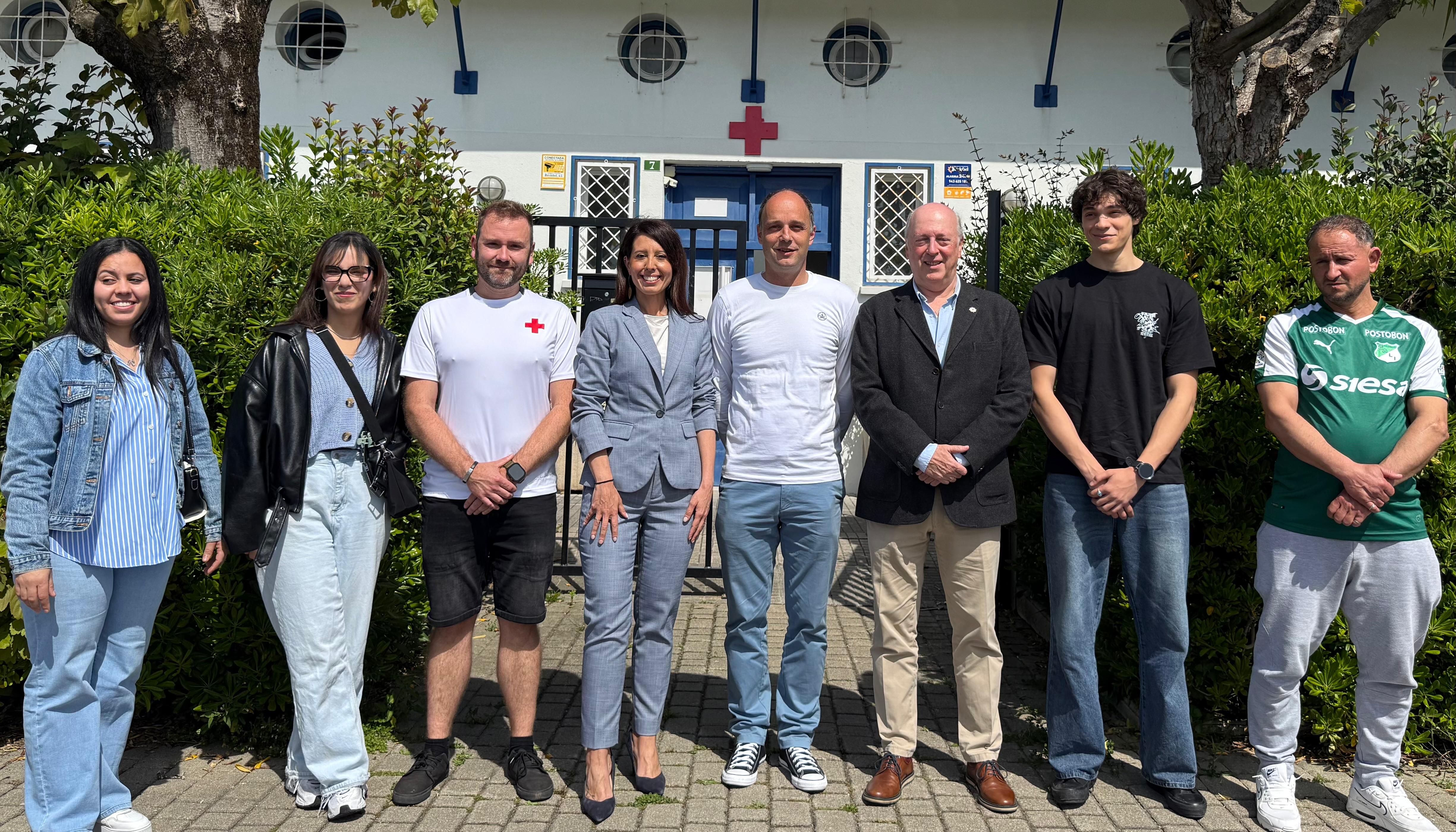 Visita de la diputada de Movilidad y Ordenación del Territorio, Azahara Domínguez, y el alcalde de Hondarribia, Igor Enparan, a las instalaciones de Cruz Roja