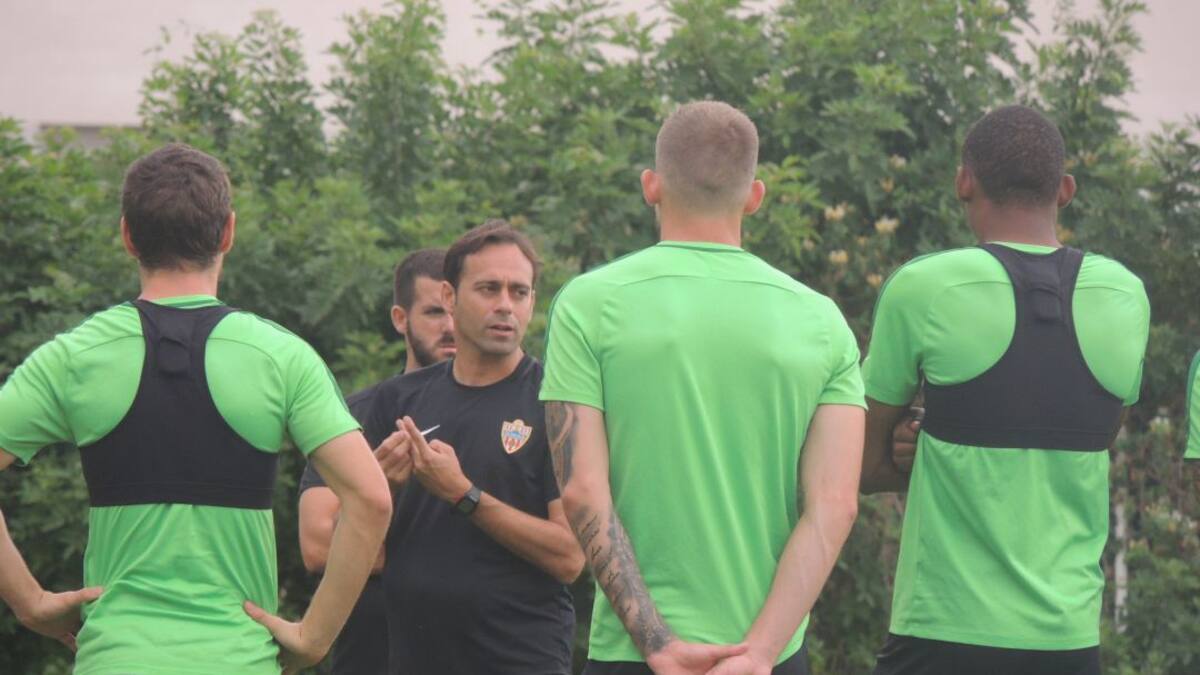 Fran habla y también deja hablar a los jugadores