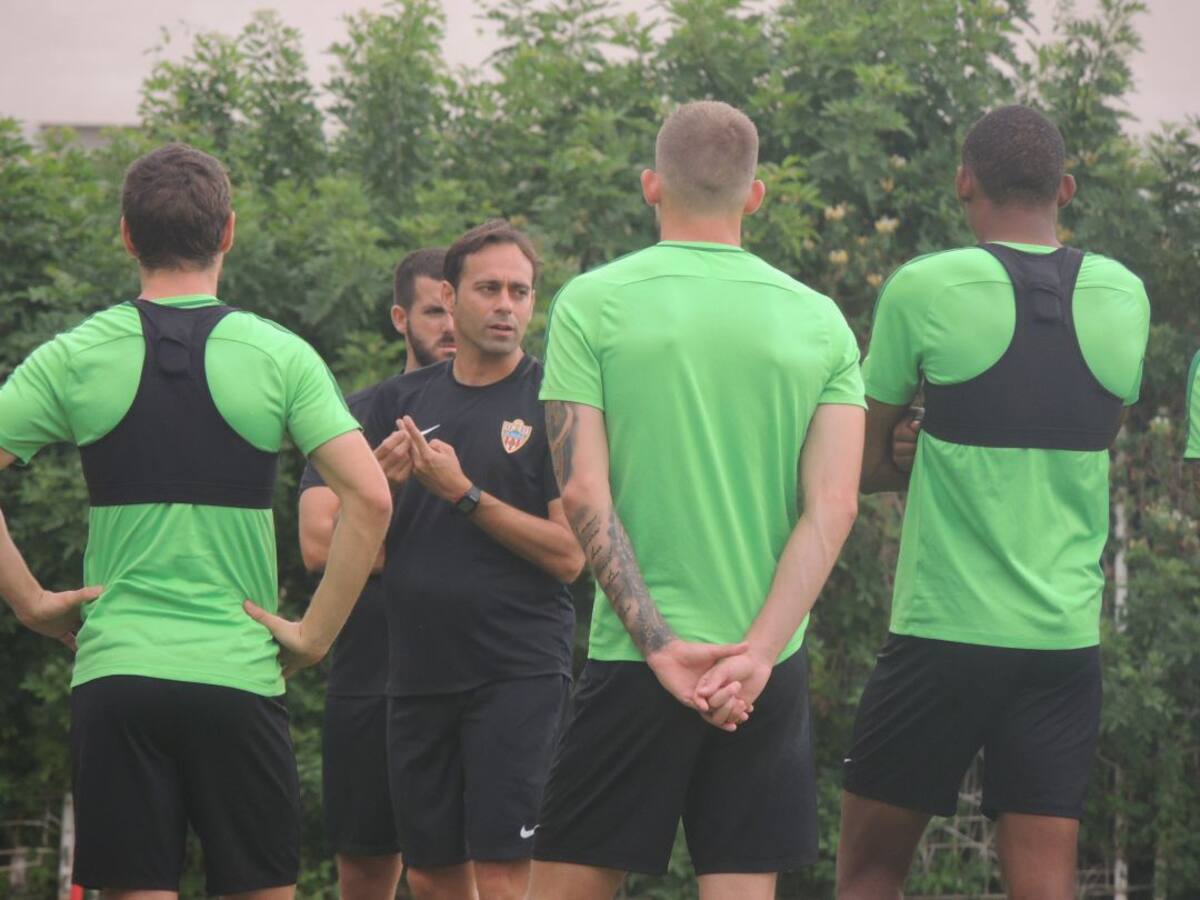 Fran habla y también deja hablar a los jugadores