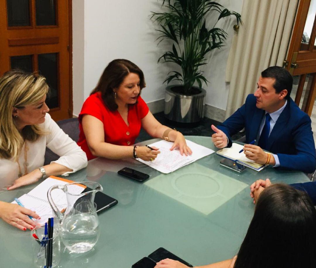 La consejera de agricultura, Carmen Crespo, durante su reunión con el alcalde de Córdoba, José María Bellido