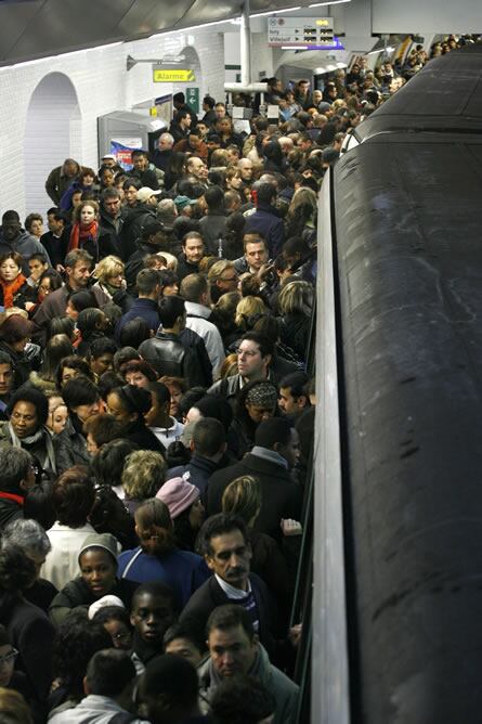 Ciudadanos esperan el metro en París
