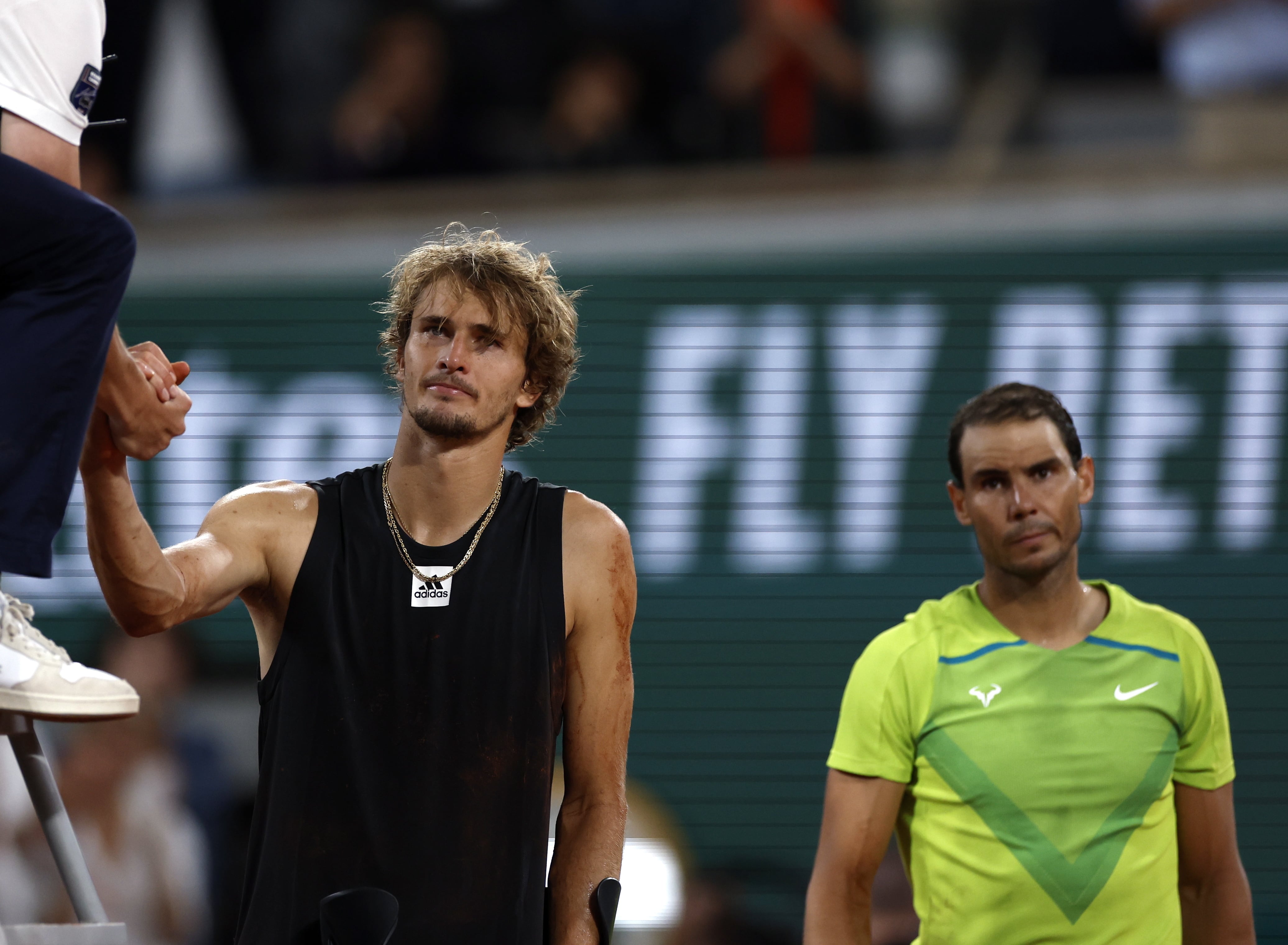 Zverev saluda al juez de silla tras retirarse lesionado en las semifinales de Roland Garros ante Rafa Nadal.