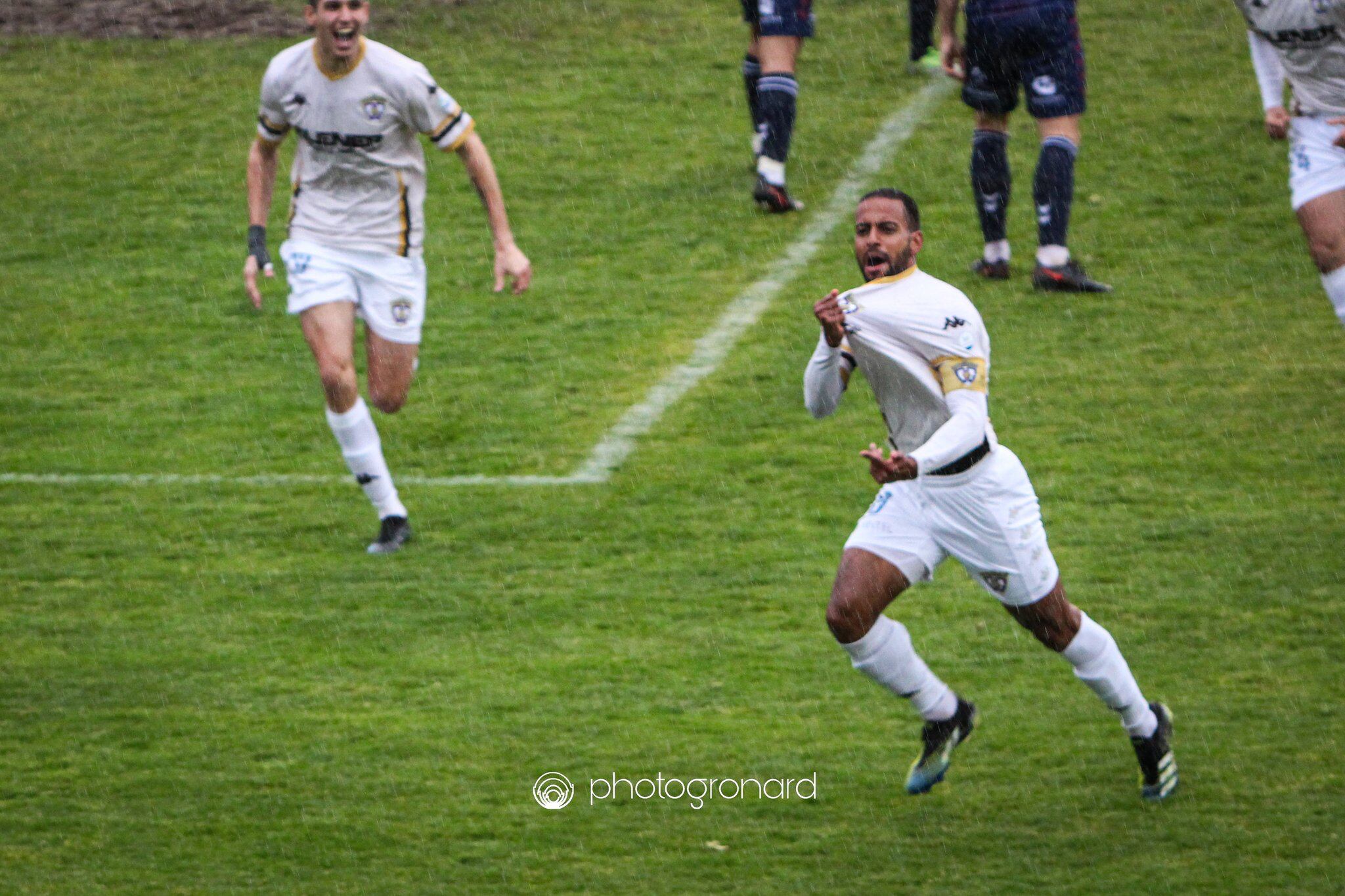 Richi Souza Jr. celebra el gol que ponía por delante al Guadalajara