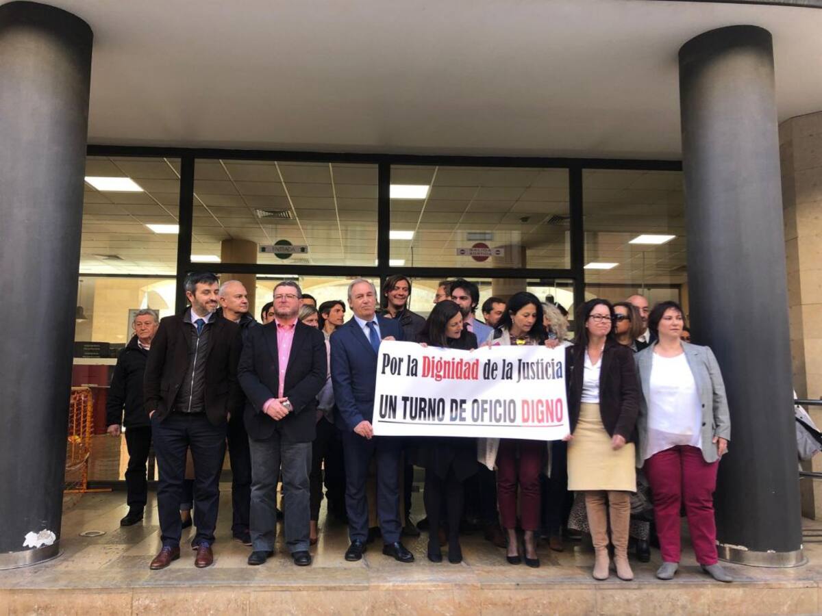 Cerca de 30 abogados se concentran delante de los Juzgados de Sa Gerreria