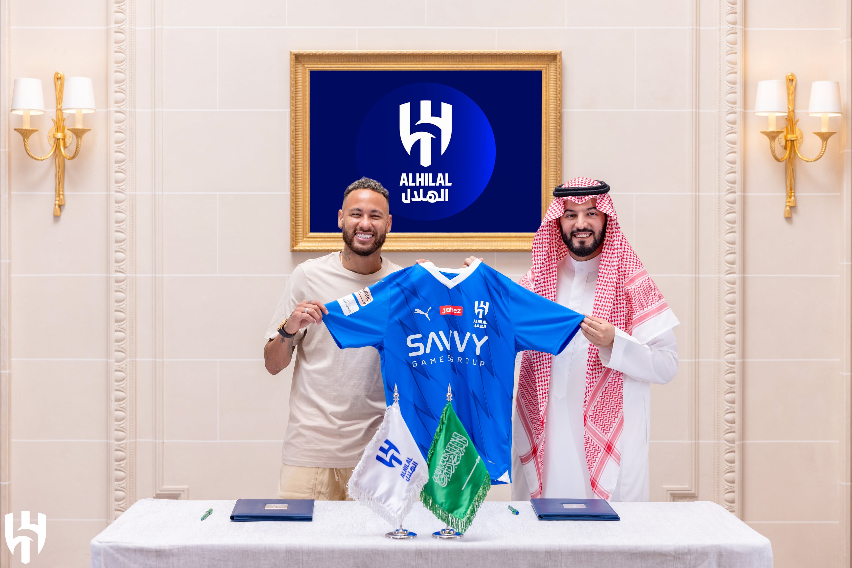 Neymar posando con la camiseta de su nuevo club, el Al Hilal de la Saudi Pro League.