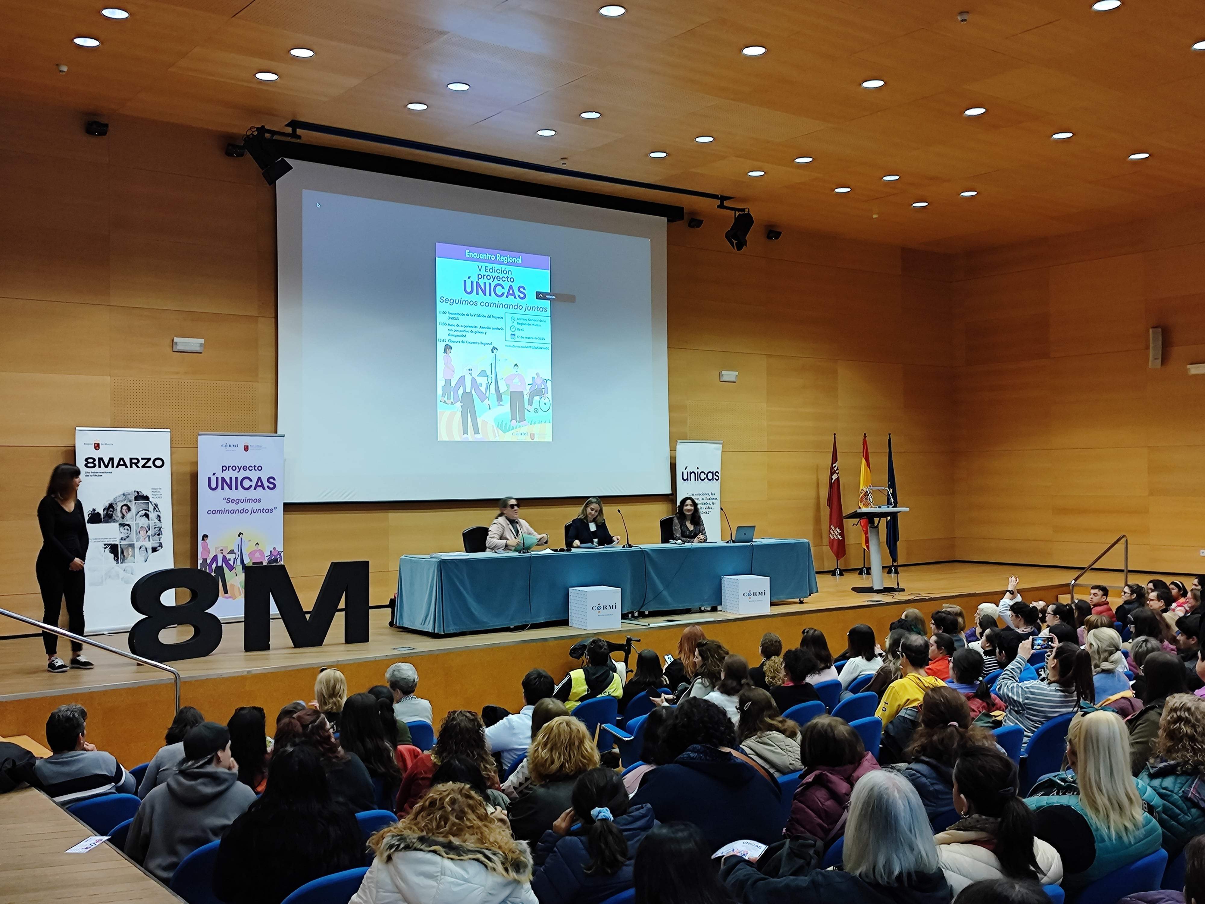 Conchita Ruiz, consejera de Bienestar Social, Familias e Igualdad, y Teresa Lajarín, presidente de la Comisión Mujeres e Igualdad de CERMI, en la presentación de la V edición de &quot;Únicas&quot;.