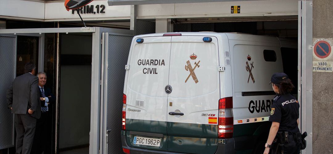 Un furgón de la Guardia Civil entrando en la Audiencia Nacional